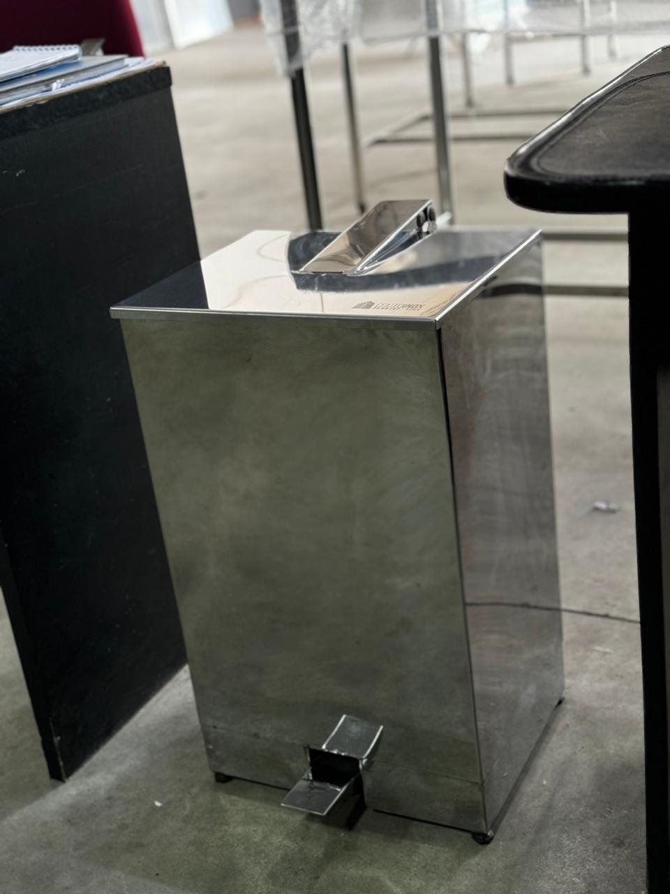 Lixeira com tampa basculante — Equipamentos personalizados em aço inox pela Couto Inox