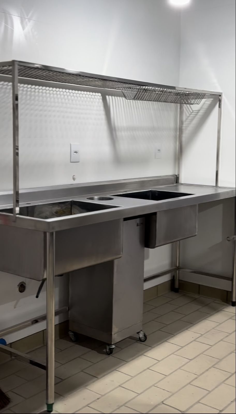 Pia industrial dupla sobre rodízios — Pias em aço inox pela Couto Inox